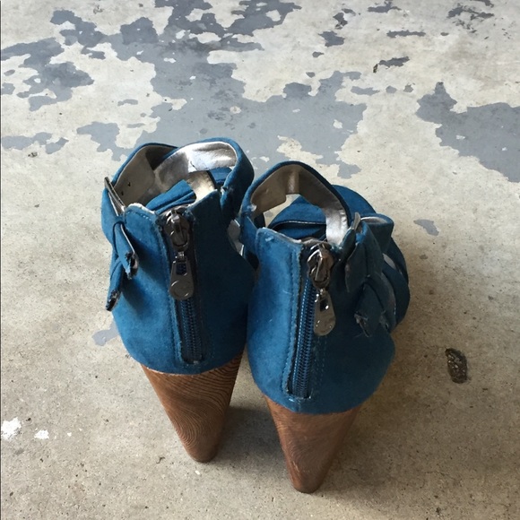 Pair of Guess women dress shoes - Picture 2 of 5